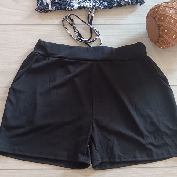 Women Creased Floral Printed Lace-Up Tube Crop Top Defined Waist Shorts Set - Picture 10 of 15